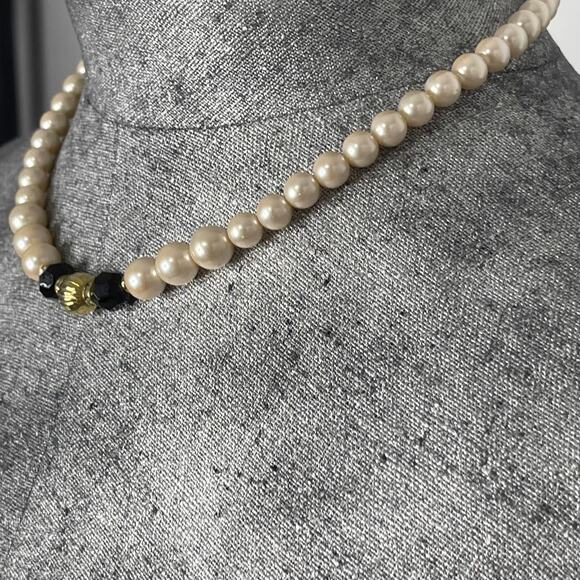 The Unbranded Brand Jewelry - Faux pearl necklace in gold tone setting with black beads costume jewelry classy